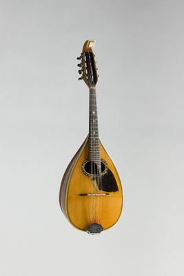 un gros plan d'une mandoline posée sur une table