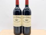 deux bouteilles de vin rouge posées sur une caisse en bois