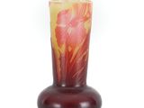 un vase orné d'un motif rouge et jaune