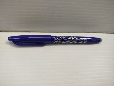 un stylo bleu posé sur une boîte