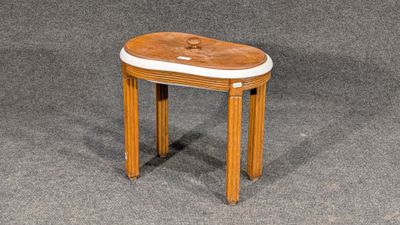 un petit tabouret en bois avec une assise en cuir