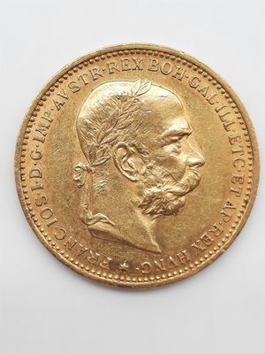 gros plan d'une pièce d'or sur une surface blanche