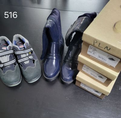 Plusieurs paires de chaussures d'enfants sont alignées à côté d'une boîte en carton