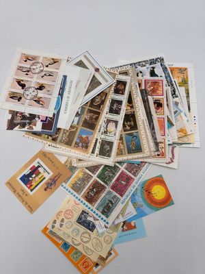 MONDE réunion de 100 blocs de timbres.