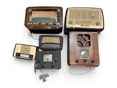 Trois radios à l'ancienne sont posées les unes à côté des autres