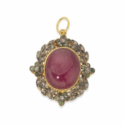 un pendentif en rubis et diamants, signé Van Cleef