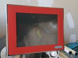 une photo d'un écran sur une machine dans une pièce
