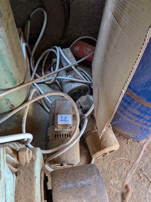 beaucoup de câbles électriques et de fils qui traînent par terre