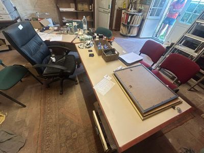 VENDU SUR DESIGNATION. 1 bureau mélaminé bois