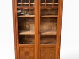 une photo d'une armoire en bois avec des portes vitrées et des tiroirs