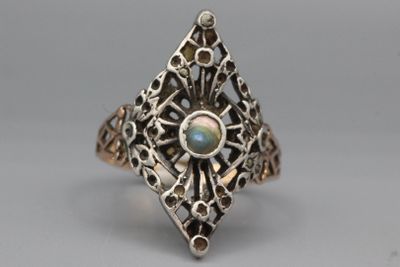 Gros plan sur une bague contenant une pierre