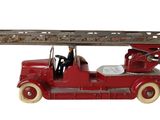 un camion de pompiers miniature muni d'une échelle sur le toit