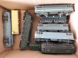 une boîte remplie de petits trains et d'autres petits trains