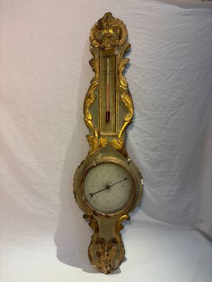 une horloge posée sur une surface blanche