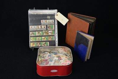 une boîte rouge contenant de nombreuses cartes