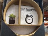 une boîte contenant une horloge et une plante