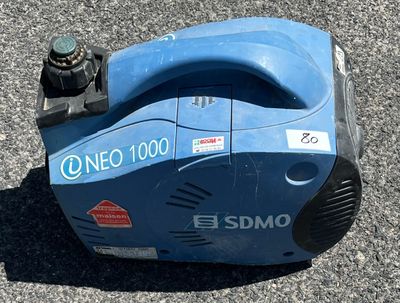 un compresseur d'air portable bleu et noir posé au sol