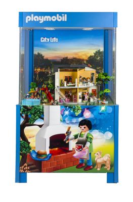 une vitrine Playmobil avec la photo d'une petite fille et d'un chien