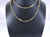 gros plan d'un collier sur un mannequin sur fond blanc