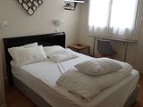 un lit avec des draps et des oreillers blancs dans une petite pièce
