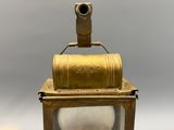 une vieille lanterne en laiton surmontée d'un dôme en verre