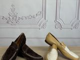 trois paires de chaussures sont alignées sur un parquet