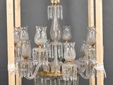 un lustre en bois et en verre