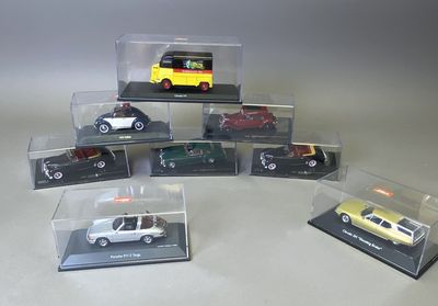 six modèles différents de voitures exposés dans des vitrines posées sur une table