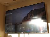 un téléviseur à écran plat accroché au mur du salon