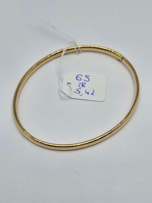 Gros plan sur un bracelet en or portant une étiquette