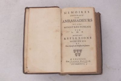 un livre ouvert sur une table, sur fond blanc