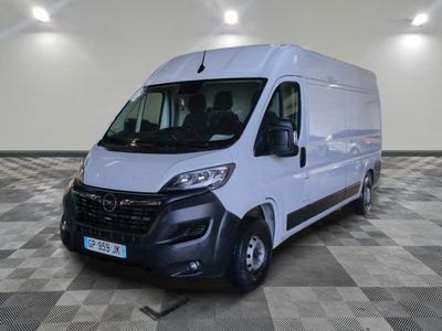 la camionnette blanche est garée dans une grande pièce au sol en damier