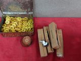 une boîte remplie de pièces d'or et une boîte de chocolats