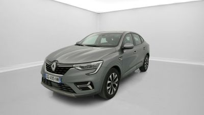 un SUV Renault Kad gris garé dans une pièce blanche