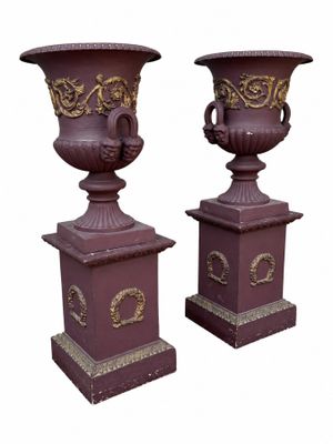 paire d'urnes décoratives sur socles, sur fond blanc