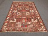 un vieux tapis aux couleurs et motifs variés