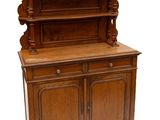 une vieille armoire en bois surmontée d'un miroir