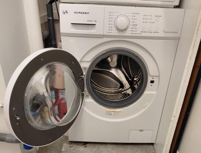 un lave-linge et un sèche-linge dans une petite pièce