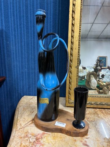 Bouteille stylisée et son verre sur pied, socle bois Boutchou’Kil