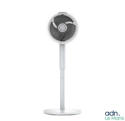 un ventilateur sur pied blanc posé sur un support métallique