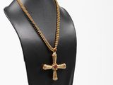 une chaîne en or avec un pendentif en forme de croix sur un mannequin