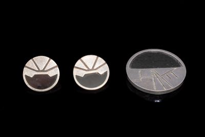 Parure en argent 800 millièmes et bakélite noire composée d'…