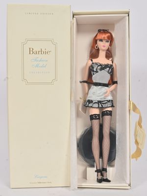 poupée Barbie dans une boîte, vêtue d'une robe noire et blanche et de bas