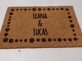 un paillasson sur lequel est inscrit « Leana et Lucas »