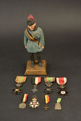 figurine représentant un soldat avec des médailles, posée sur une table