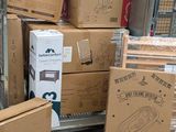 de nombreux cartons empilés dans un magasin