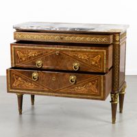 Une commode avec un plateau en marbre, un placage en ronce d… (photo 3)