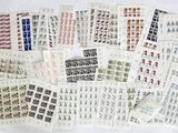 un grand nombre de timbres qui sont sur la table