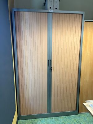 une salle de bains équipée de toilettes, d'un lavabo et d'une cabine de douche