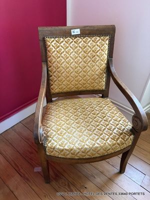 une chaise qui se trouve dans le coin d'une pièce